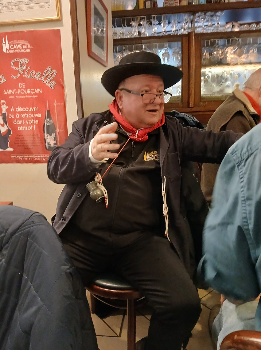 un vigneron en costume ©G.Guihard/laradiodugout.fr