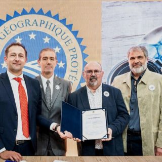 Remise du certificat officiel d'enregistrement de l'IGP Caviar d'Aquitaine par le Commissaire Européen à l'Agriculture, Christophe Hansen, sur le stand de l’Union Européenne lors du Salon International de l’Agriculture 2025. ©EuropeanUnion2025