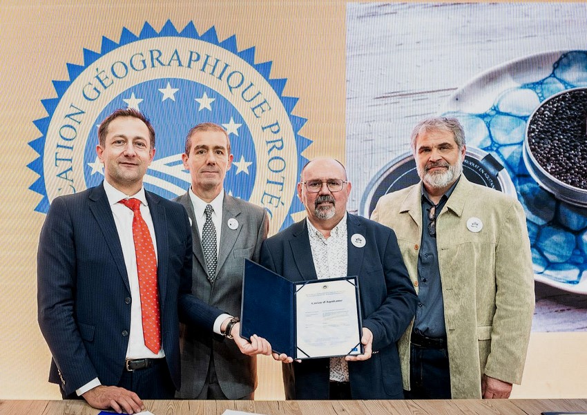 Remise du certificat officiel d'enregistrement de l'IGP Caviar d'Aquitaine par le Commissaire Européen à l'Agriculture, Christophe Hansen, sur le stand de l’Union Européenne lors du Salon International de l’Agriculture 2025. ©EuropeanUnion2025